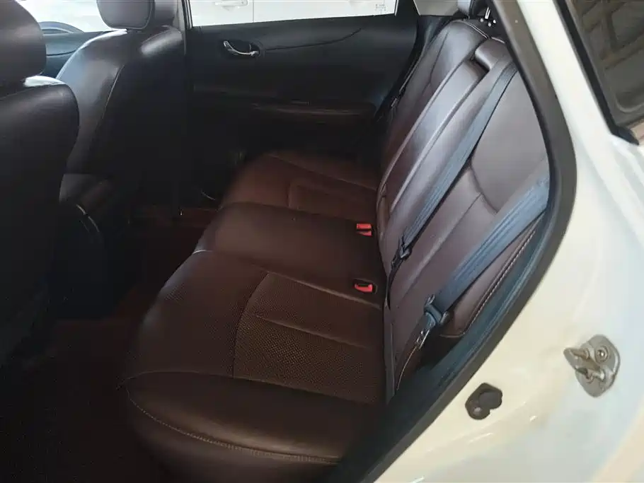 Nissan Tiida 2015 — фото 11