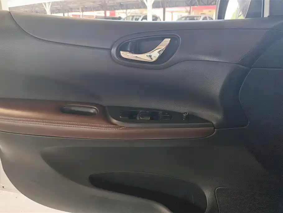Nissan Tiida 2015 — фото 7