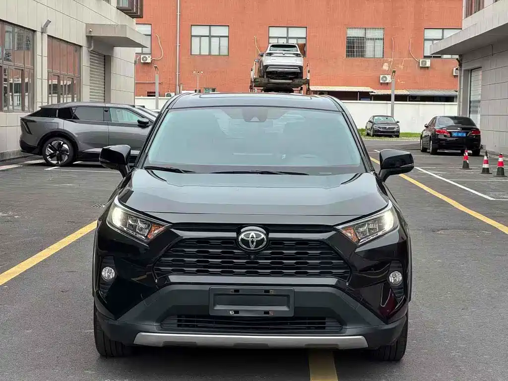 Toyota RAV4 2021 — фото 1
