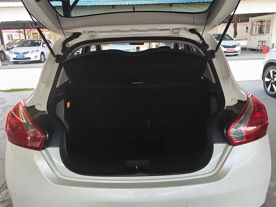 Nissan Tiida 2015 — фото 4