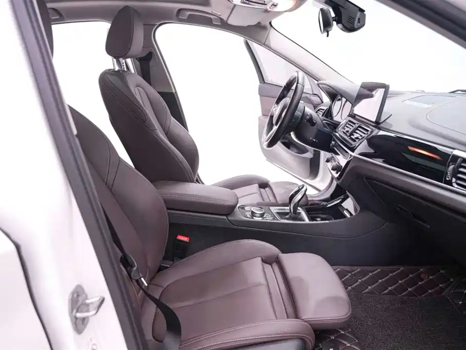 BMW 1 Series 2023 — фото 17