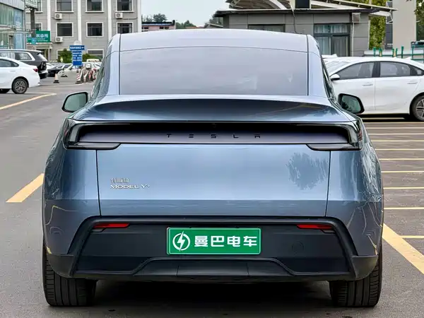 Tesla Model Y 2025