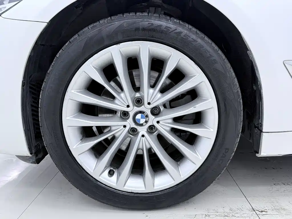BMW 5 Series 2018 — фото 13