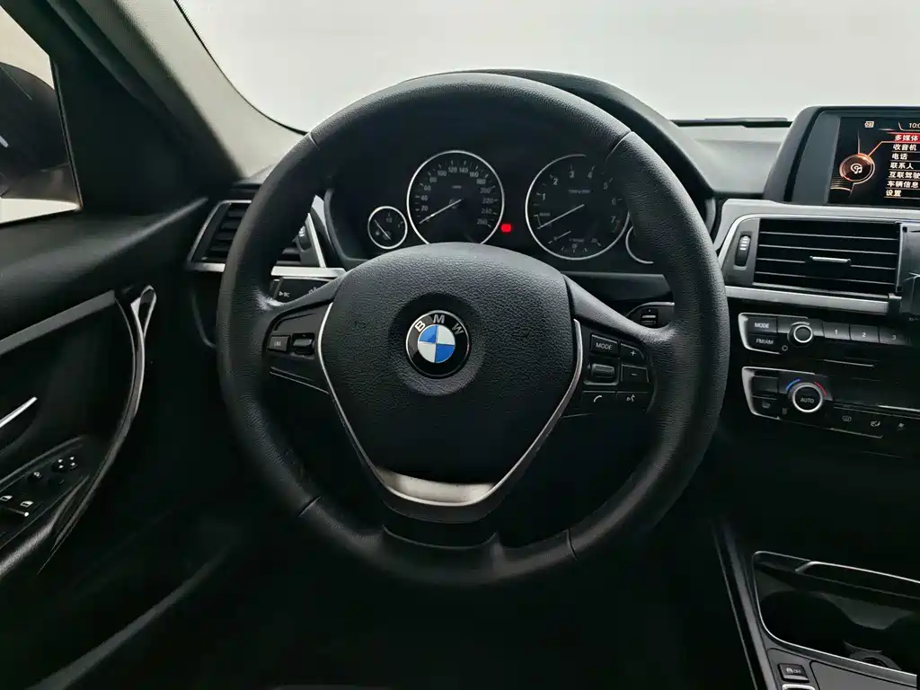 BMW 3 Series 2017 — фото 15