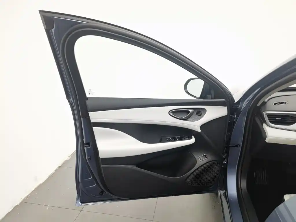 BYD Seal 05 DM-i 2025 — фото 8
