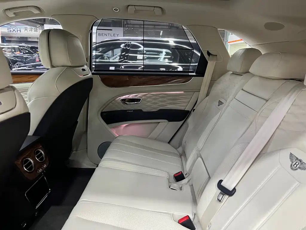 Bentley Bentayga — фото 18