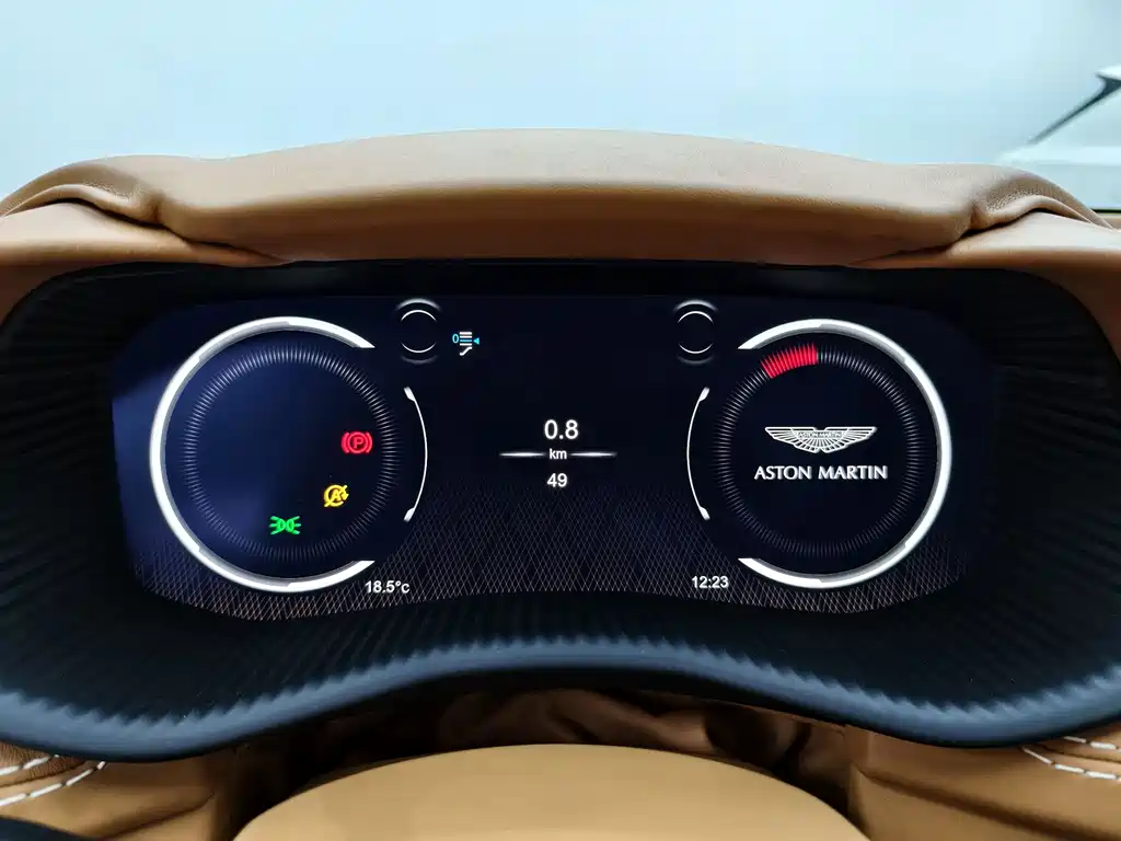 Aston Martin DBX — фото 11