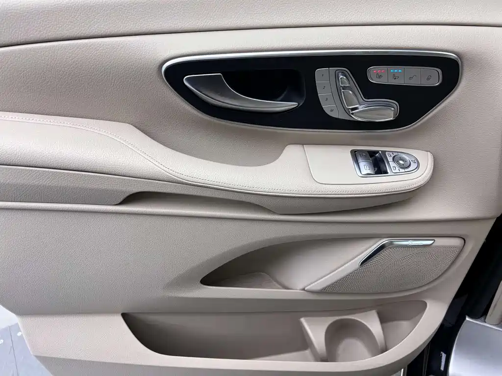 Mercedes-Benz V-Class 2023 — фото 4