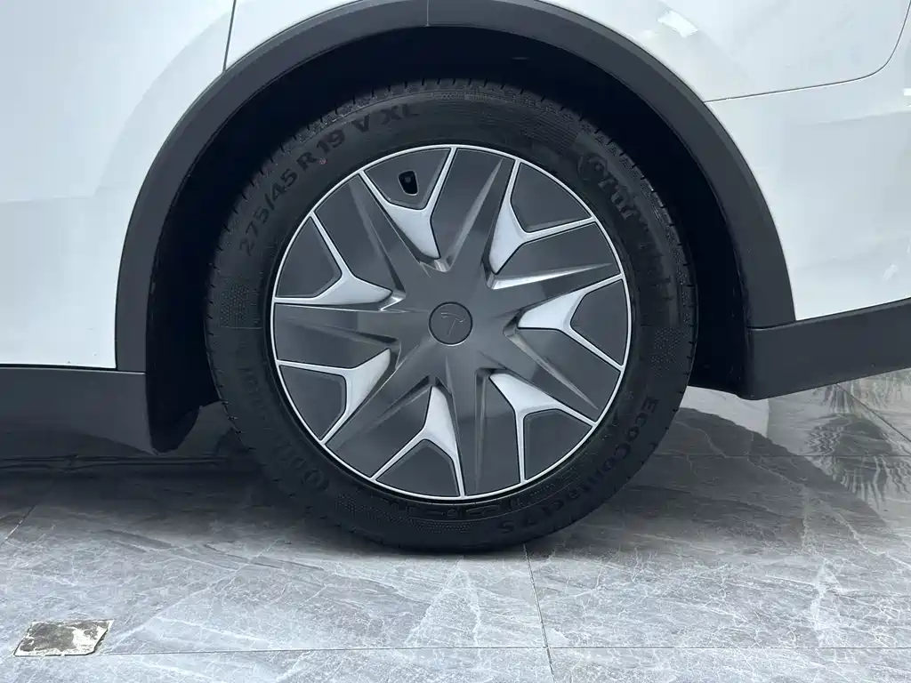 Tesla Model Y L 2025 — фото 13