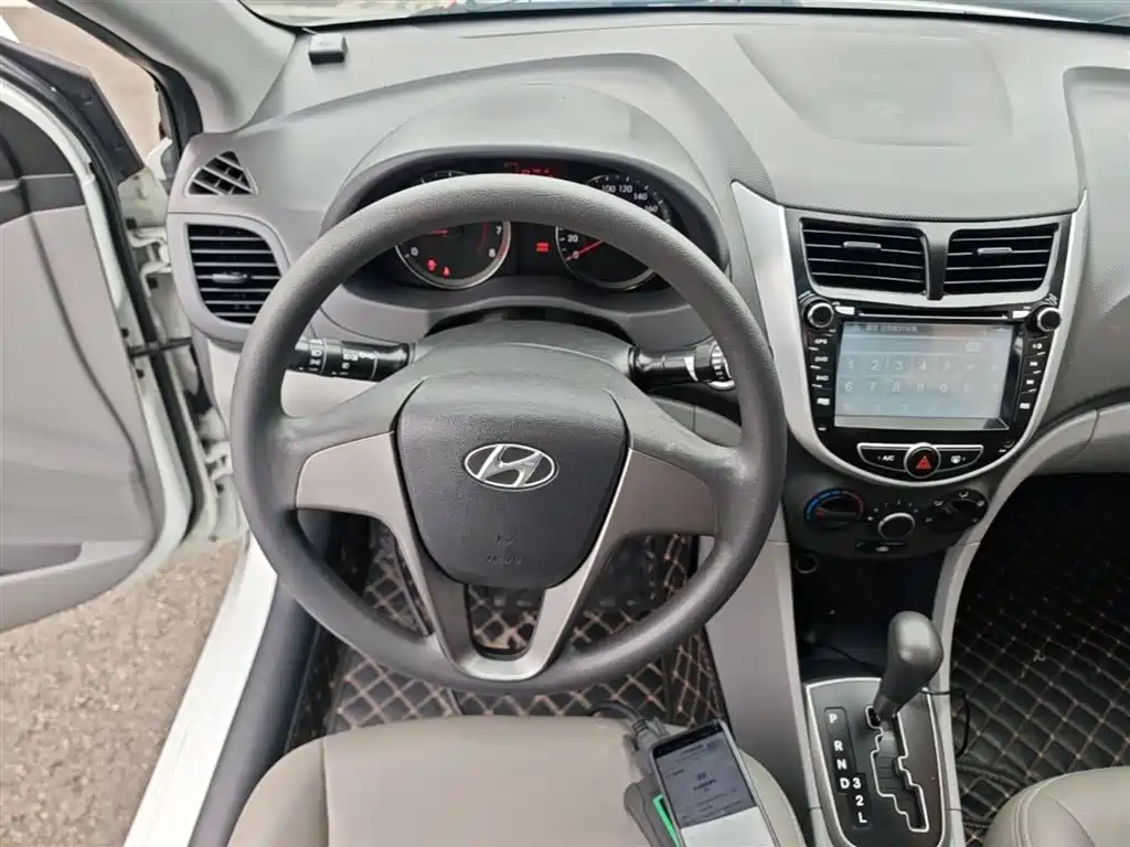 Hyundai Verna 2015 — фото 11