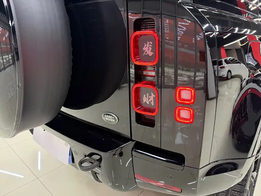 Land Rover Defender 2023 — фото 12