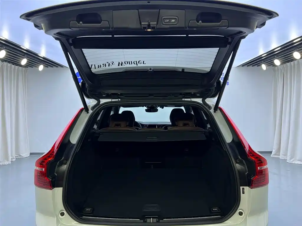 Volvo XC60 2022 — фото 23