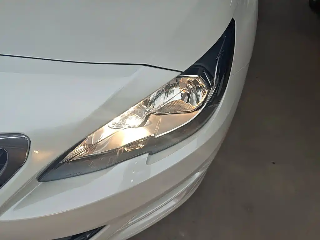 Peugeot 408 2017 — фото 18