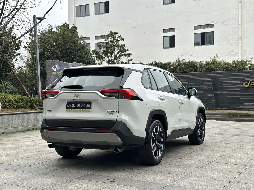 Toyota RAV4 2021 — фото 8
