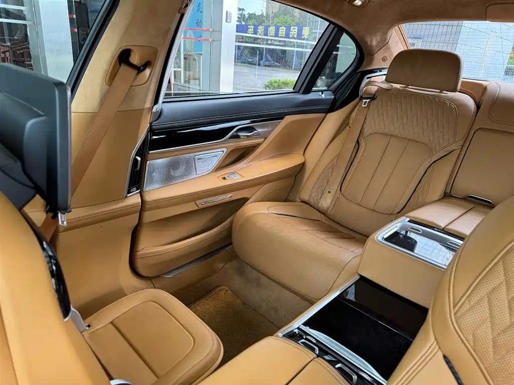 BMW 7 Series 2017 — фото 27