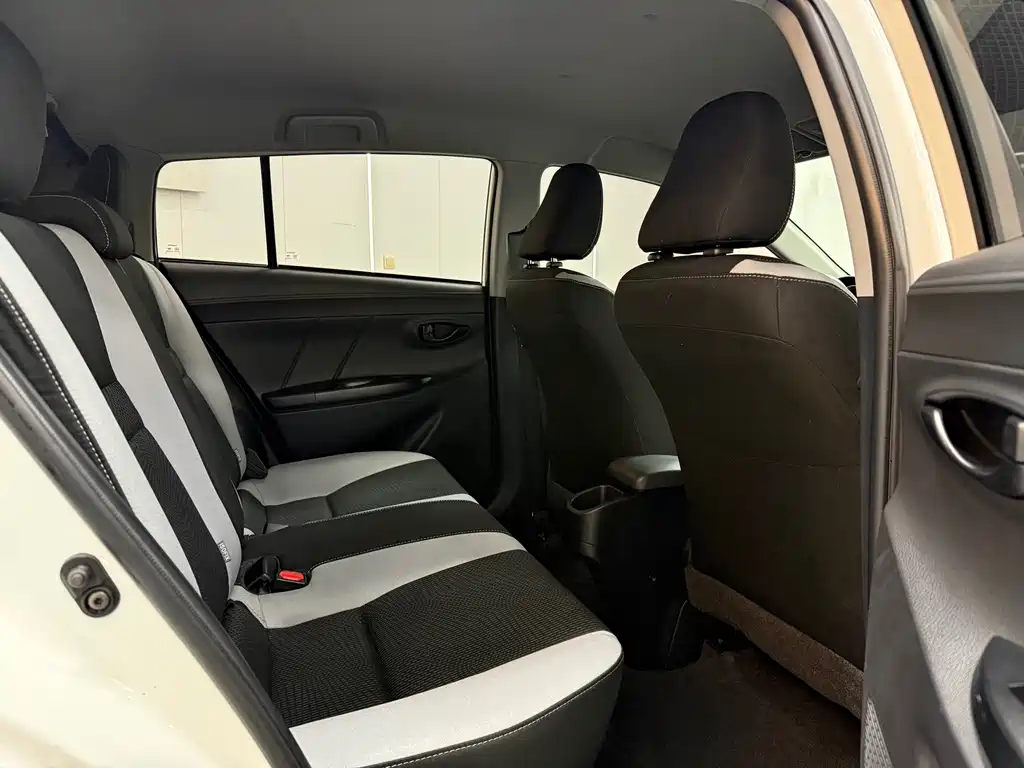 Toyota Yaris L 2022 — фото 7