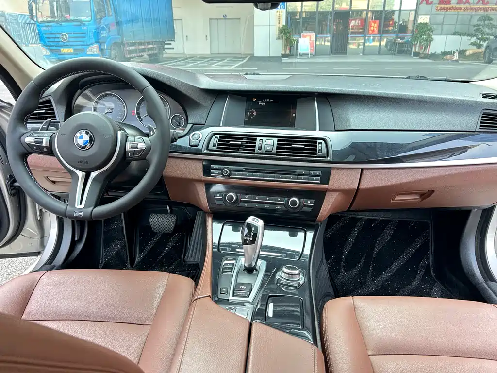 BMW 5 Series 2017 — фото 10