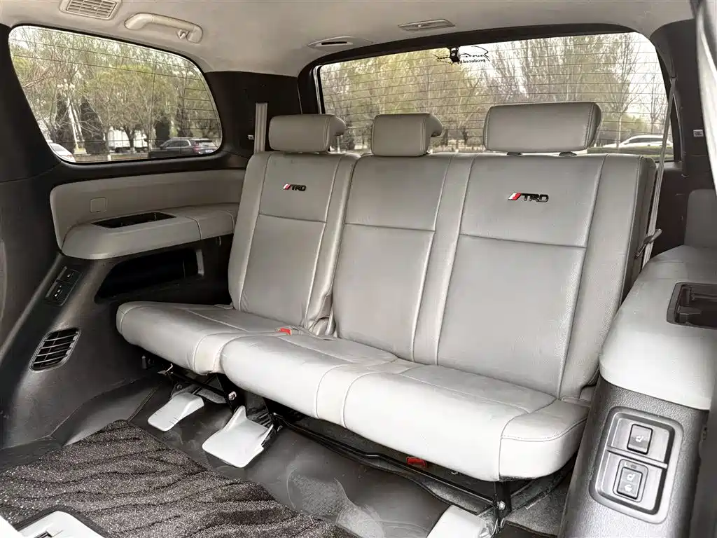 Toyota Sequoia 2015 — фото 9