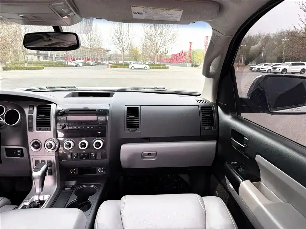 Toyota Sequoia 2015 — фото 12