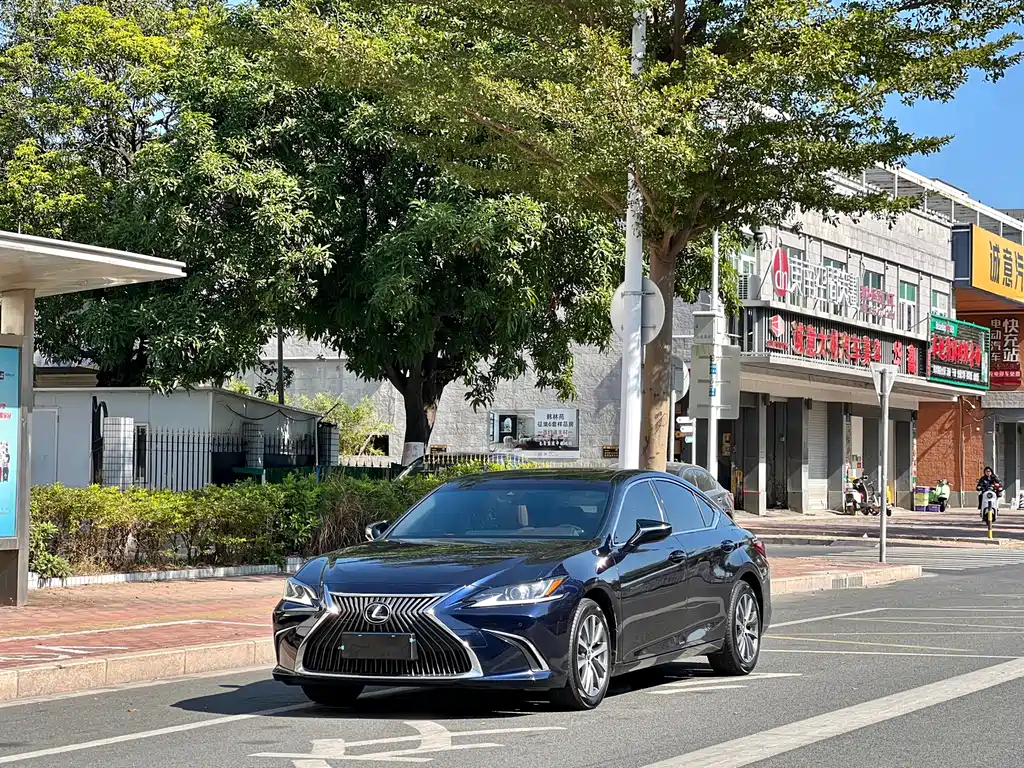 Lexus ES 2021 — фото 1