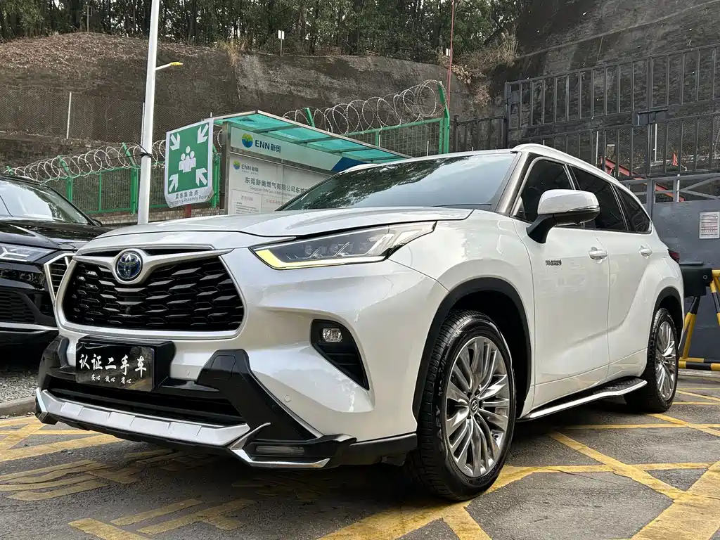 Toyota Highlander 2022 — фото 1
