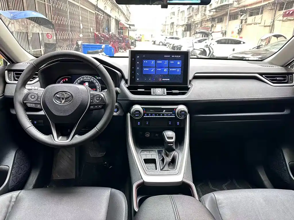Toyota RAV4 2023 — фото 3