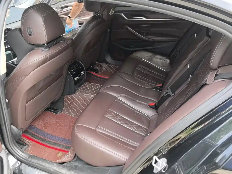 BMW 5 Series 2019 — фото 11