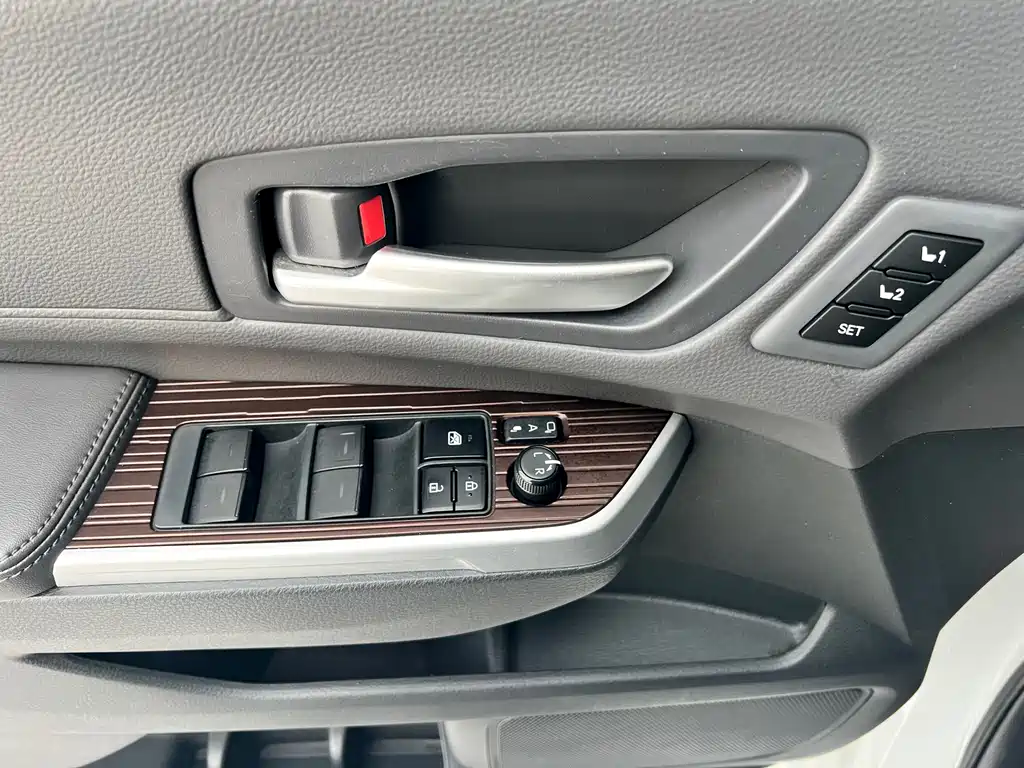 Toyota Granvia 2024 — фото 17