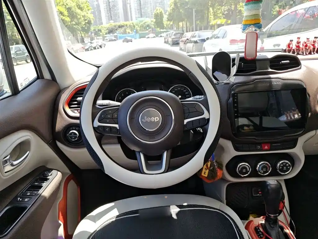 Jeep Renegade 2017 — фото 11