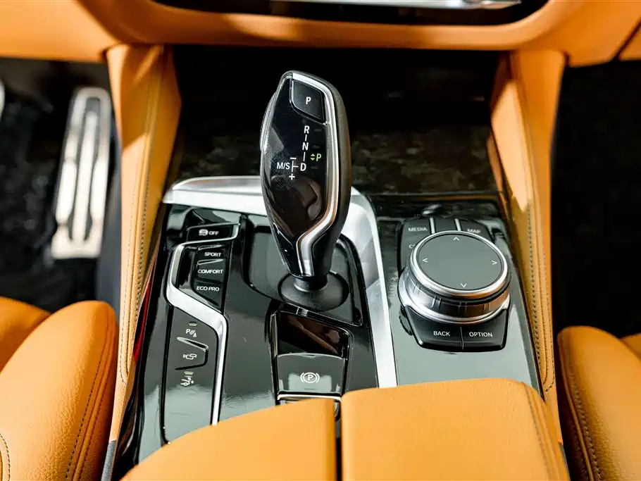 BMW 6 Series GT 2024 — фото 16