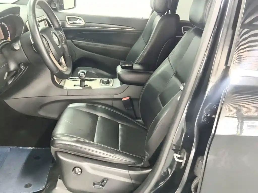 Jeep Grand Cherokee 2015 — фото 15