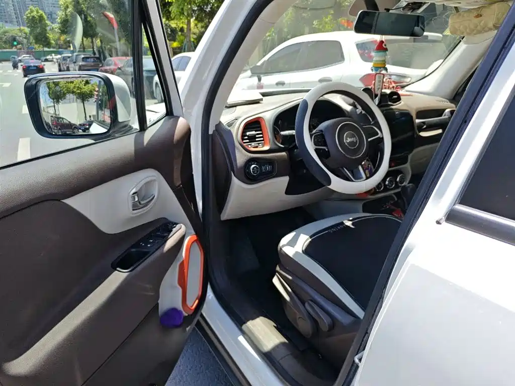Jeep Renegade 2017 — фото 17