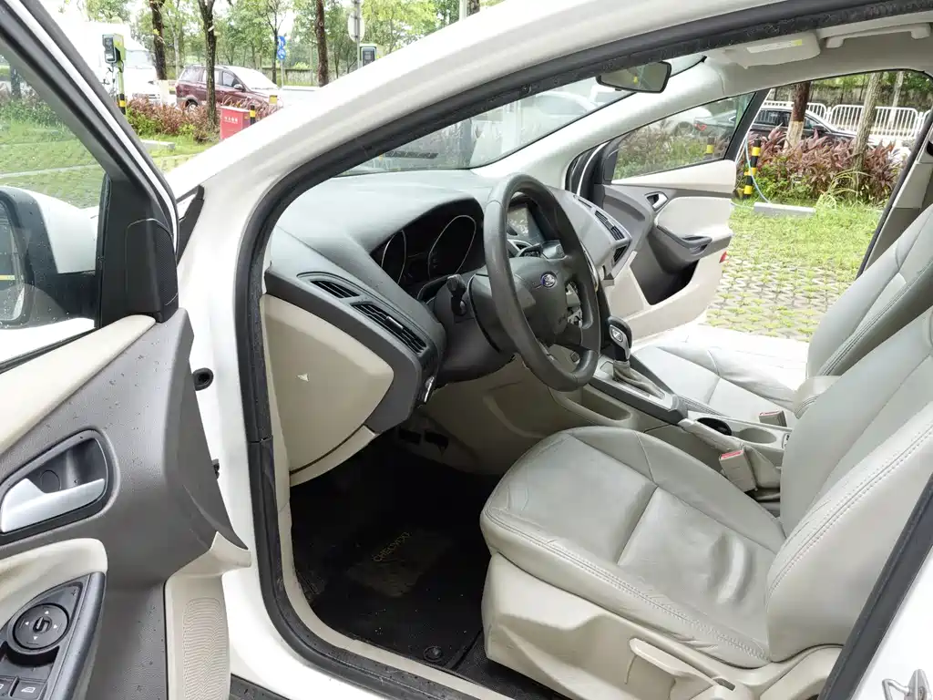 Ford Focus 2015 — фото 10