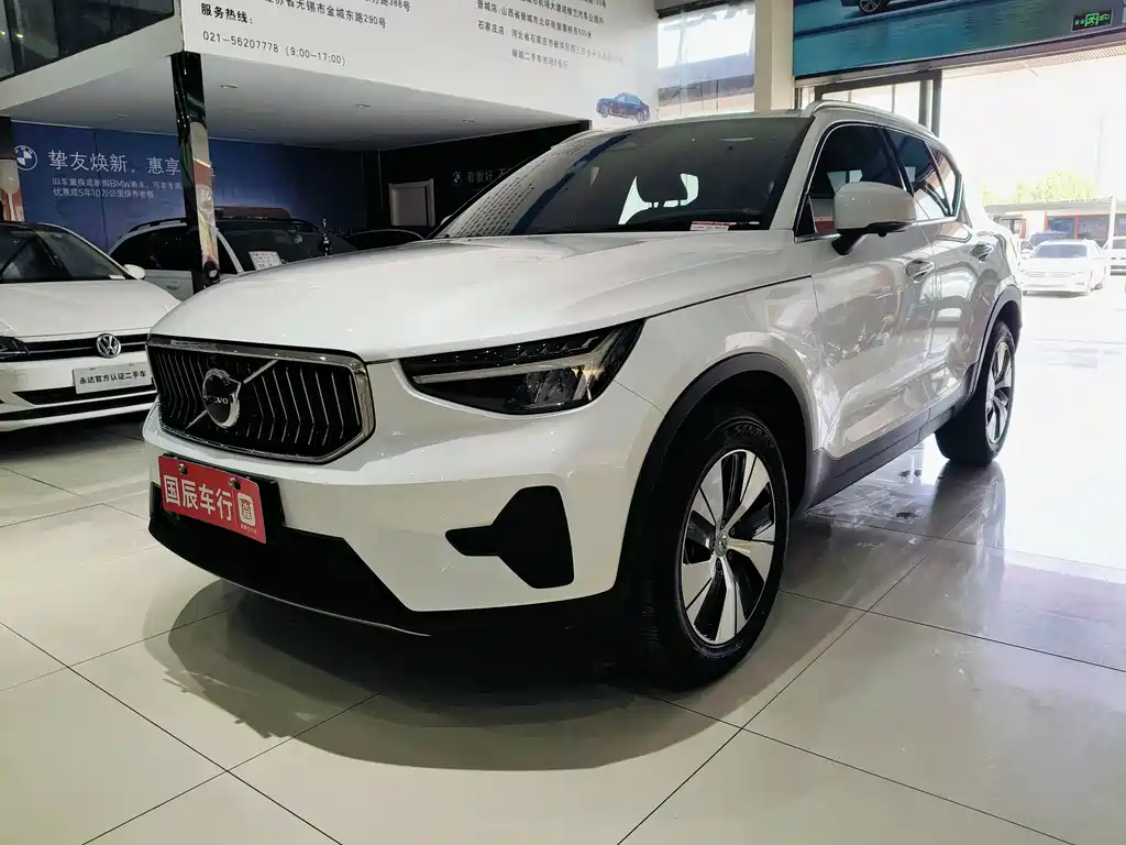 Volvo XC40 2023 — фото 1