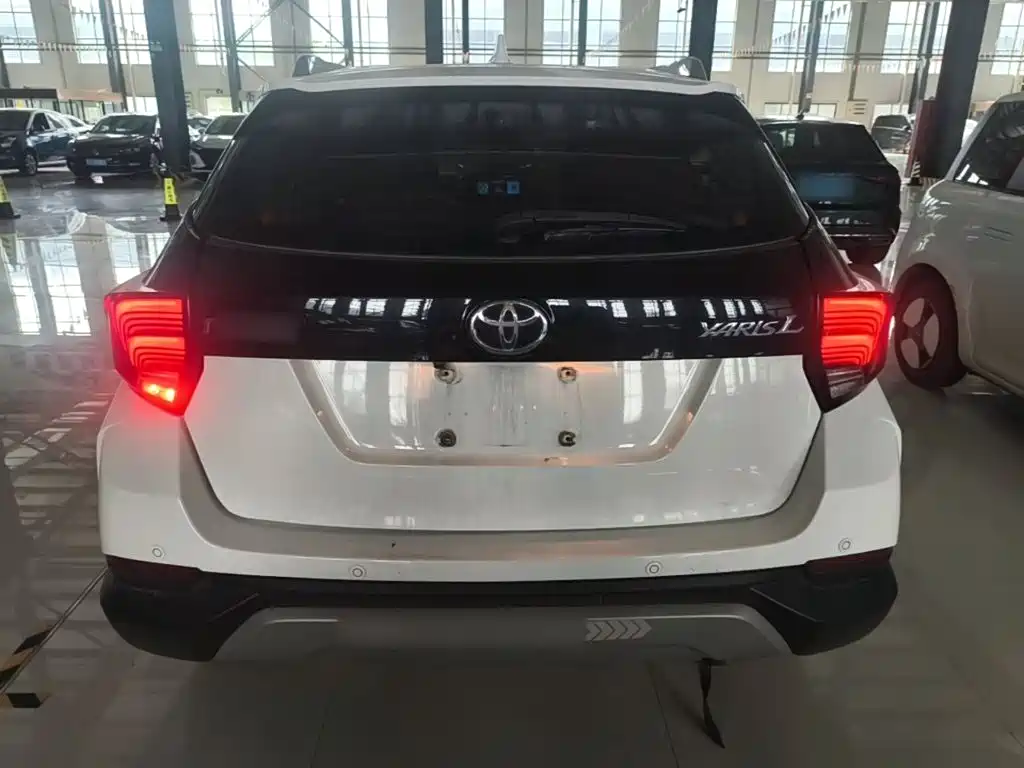 Toyota Yaris L 2022 — фото 6