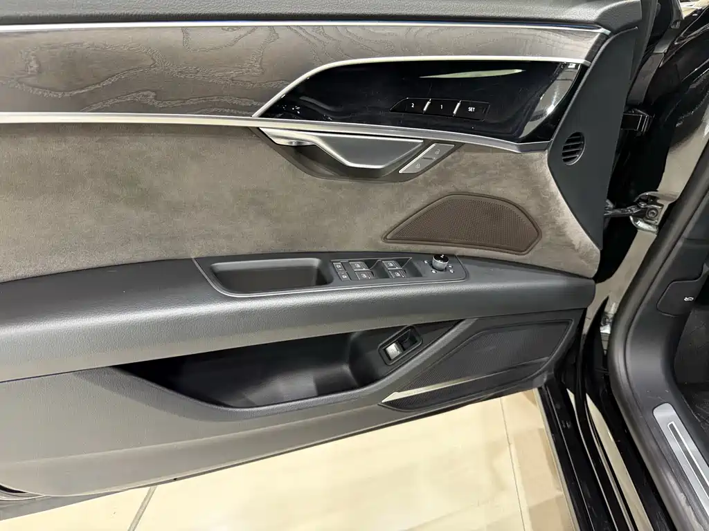 Audi A8 2022 — фото 10