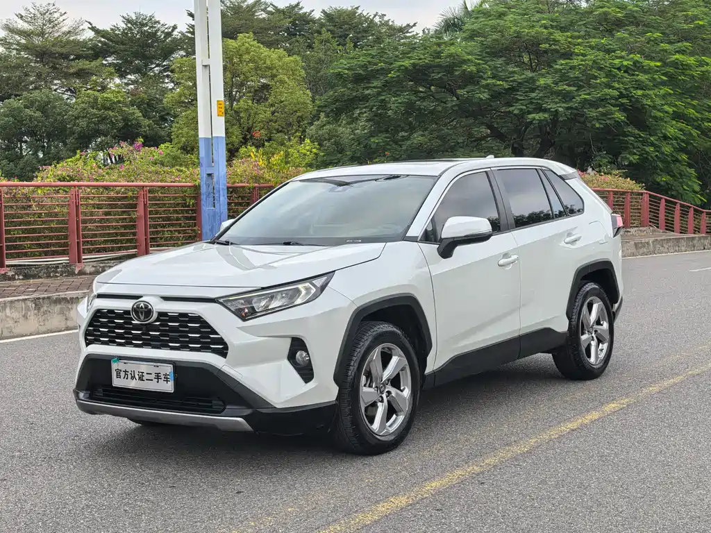 Toyota RAV4 2021 — фото 1