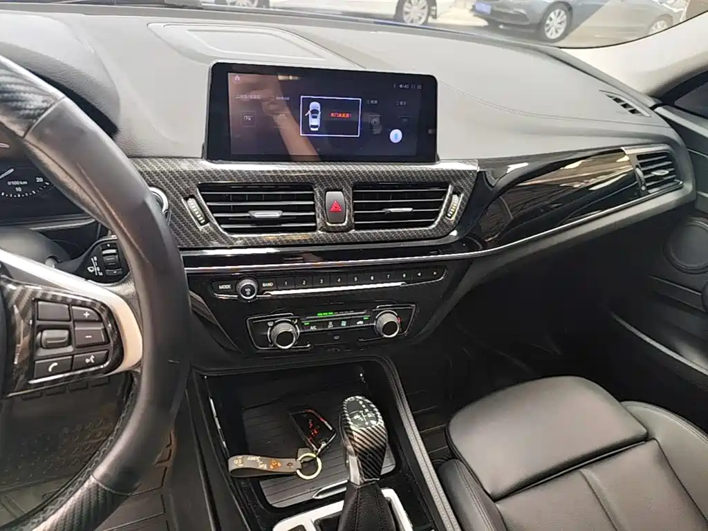 BMW 1 Series 2018 — фото 10