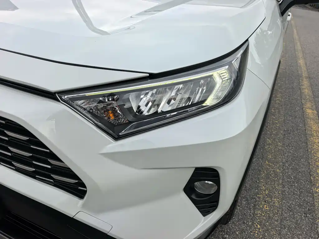 Toyota RAV4 2021 — фото 11
