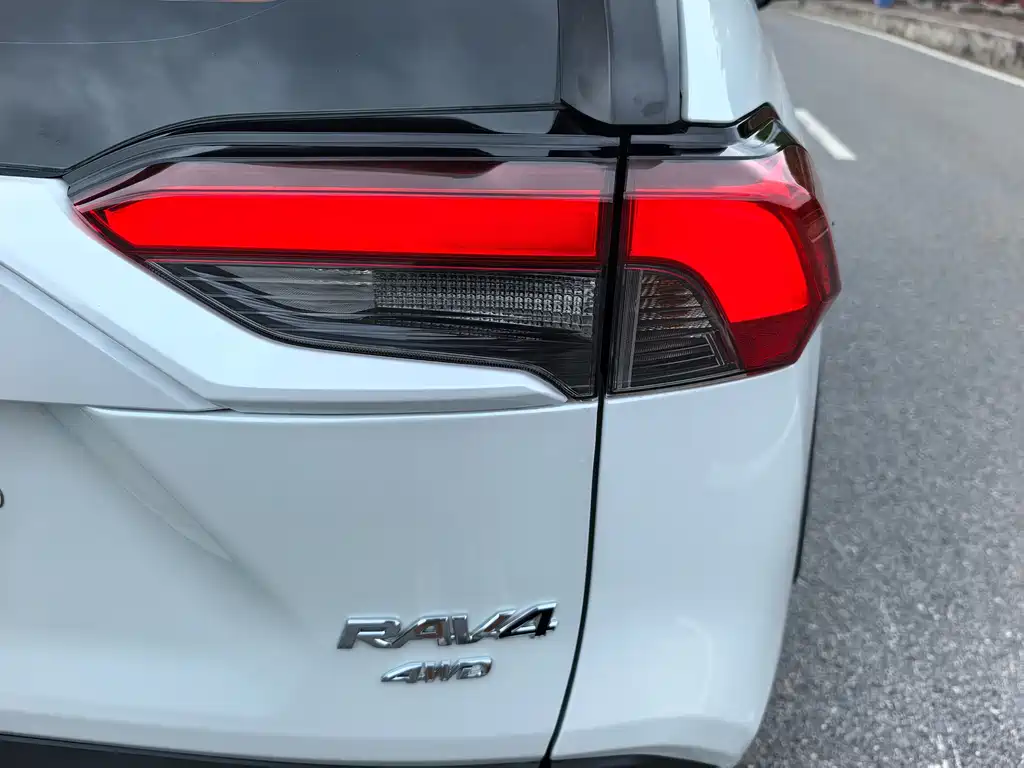 Toyota RAV4 2021 — фото 20
