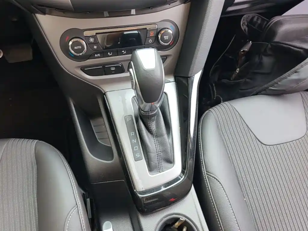 Ford Focus 2015 — фото 10