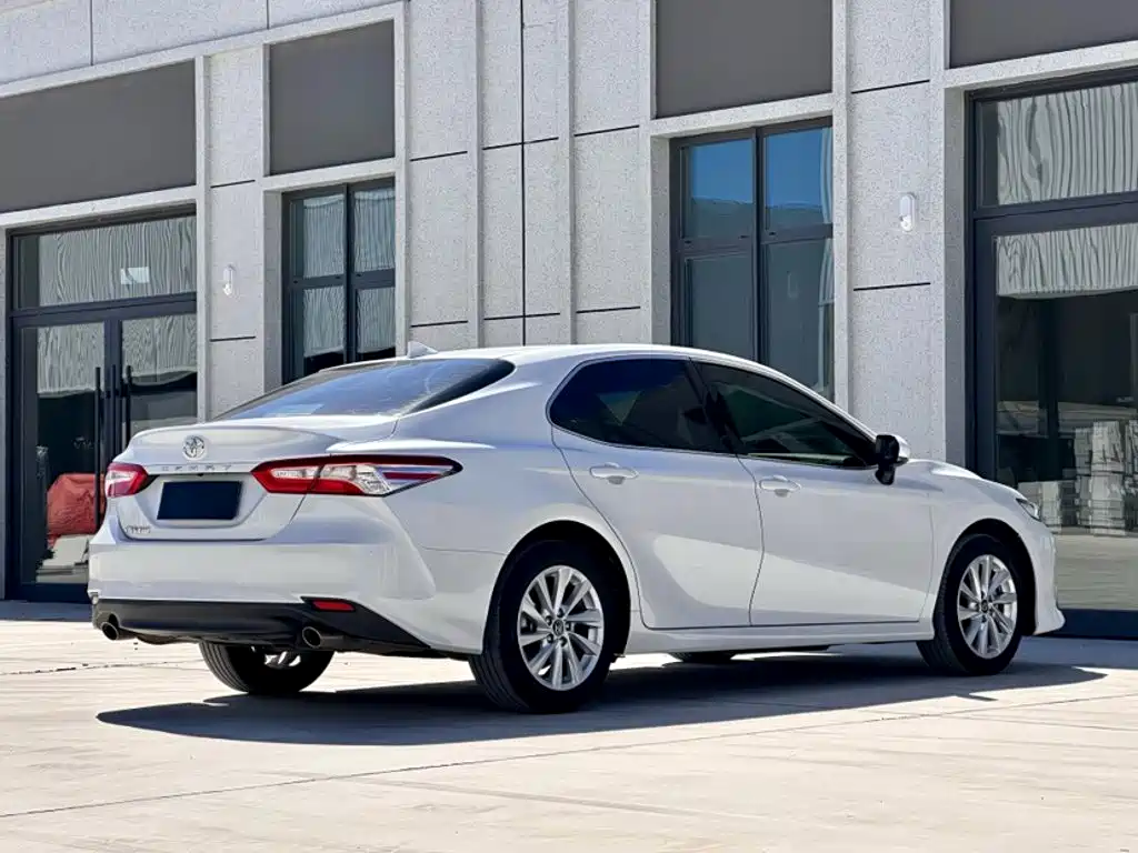 Toyota Camry 2023 — фото 8