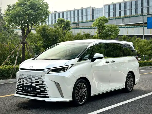 Lexus LM 2026