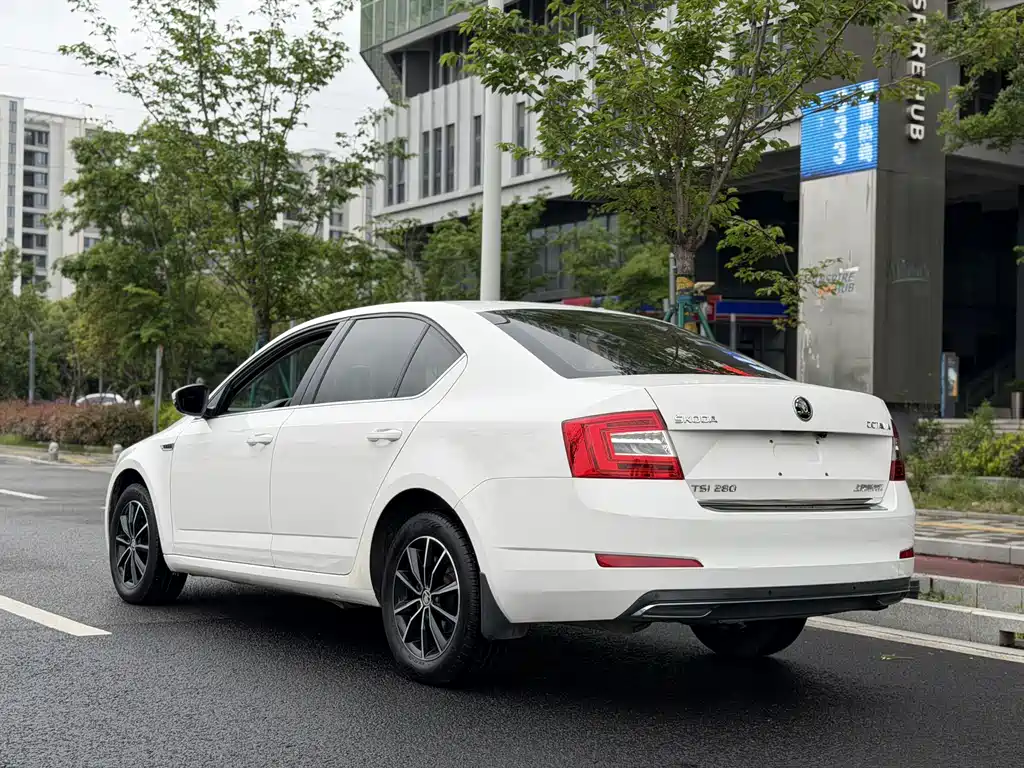Skoda Octavia 2017 — фото 9