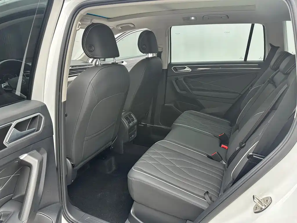 Volkswagen Tiguan L 2023 — фото 12