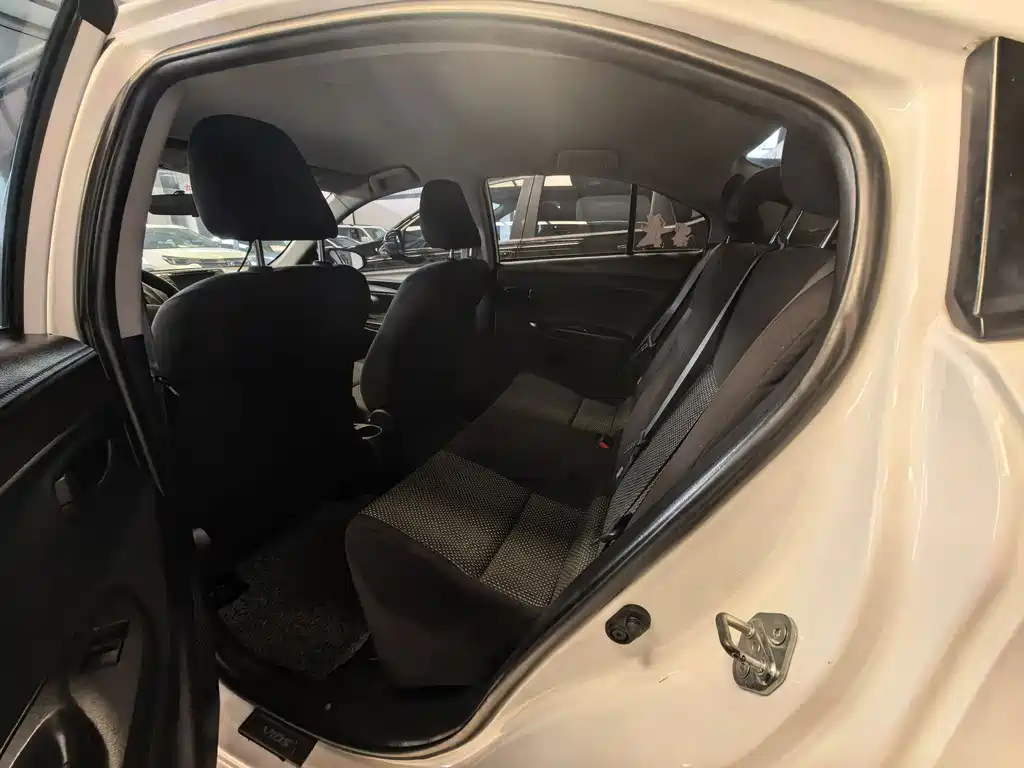 Toyota Vios 2015 — фото 10