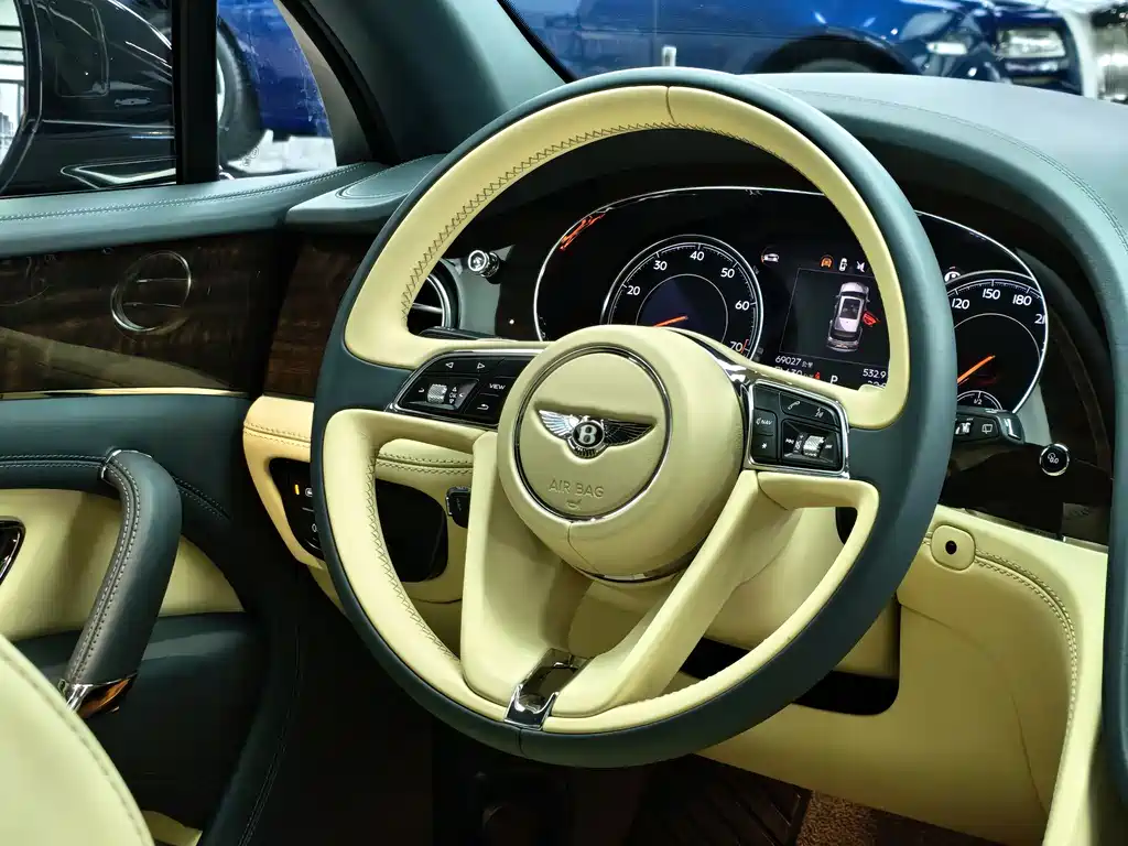 Bentley Bentayga 2020 — фото 10