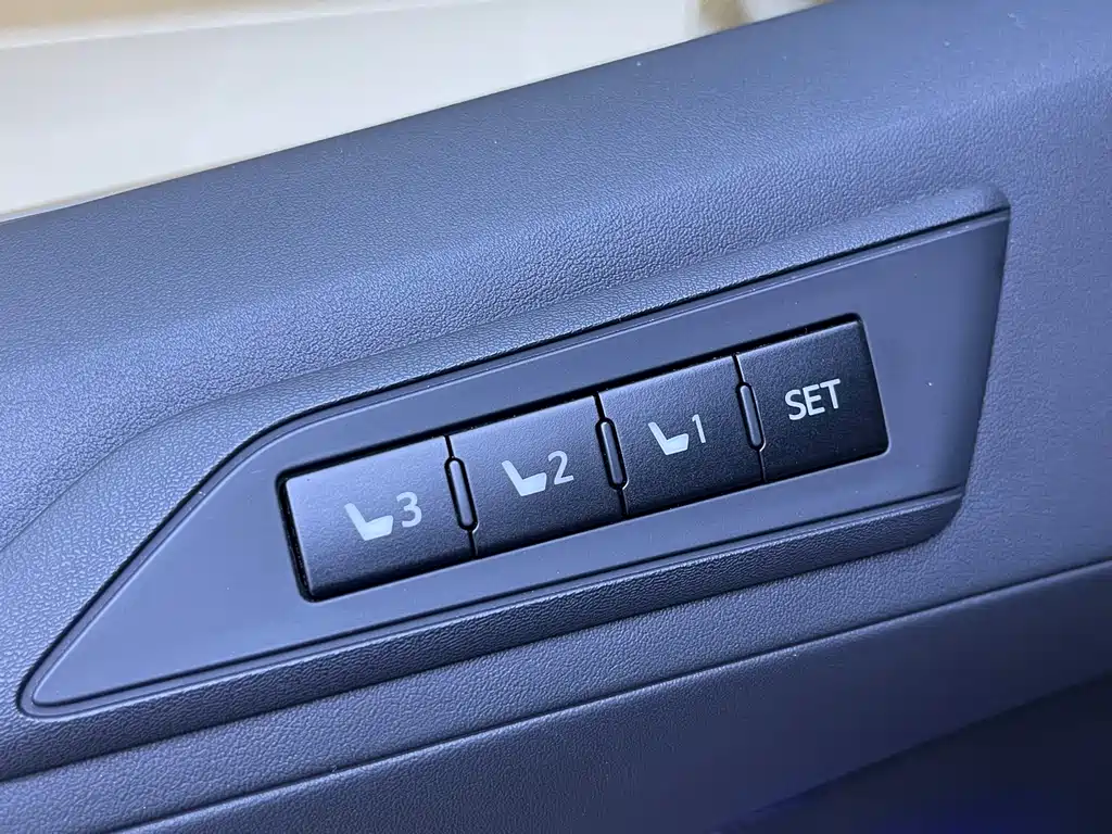 Toyota Alphard 2023 — фото 17