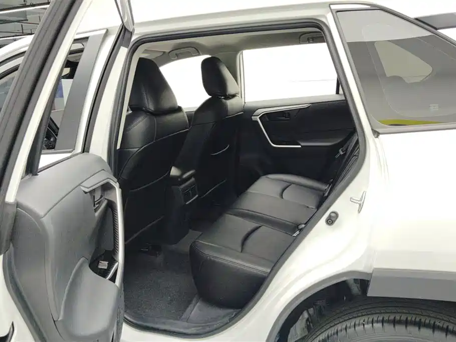 Toyota RAV4 2025 — фото 11