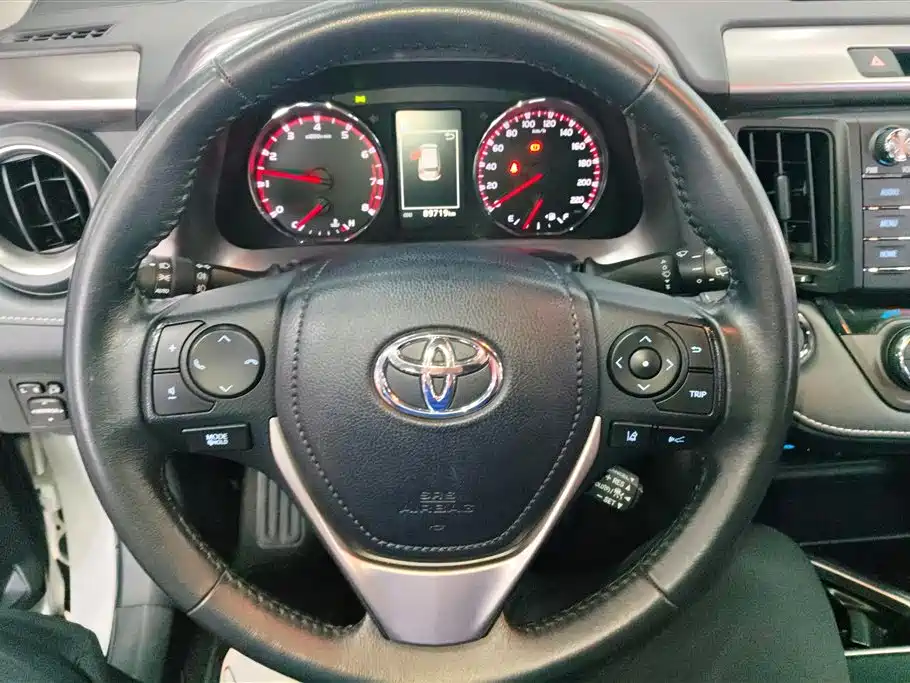 Toyota RAV4 2019 — фото 15